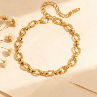 The boldest rolo chain bracelet from The Amalfi Layering Set shown in a circle, emphasizing its substantial size and high-impact statement quality.