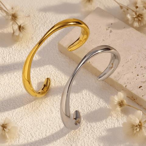 Minimal Wave Open Bangle — sculptural wave curve cuff bracelet in gold or dual-tone, elegant stacking piece.