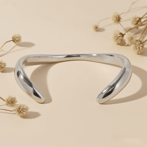Minimal Wave Open Bangle — sculptural open bangle with wave curve in gold or dual-tone, modern minimalist bracelet.