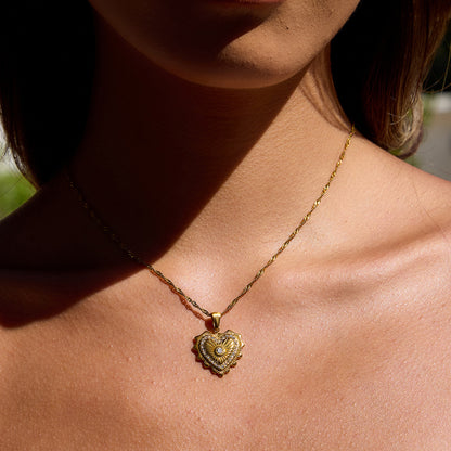 Vintage Heart Medallion Necklace — heart-shaped medallion pendant on twisted gold chain, romantic and vintage style.