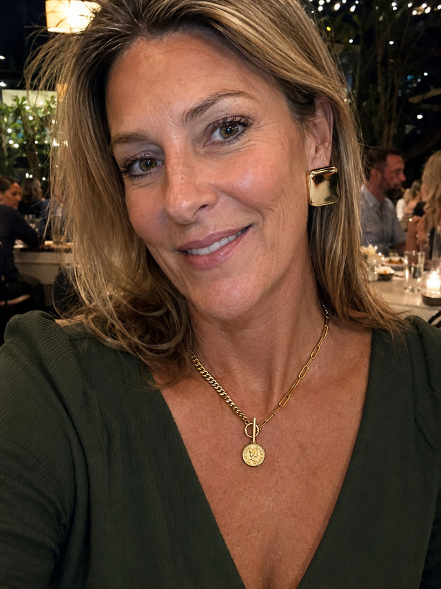 Person wearing the jewelry set