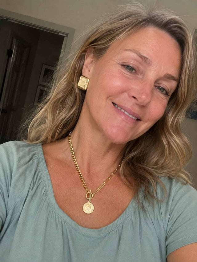 Person wearing the jewelry set