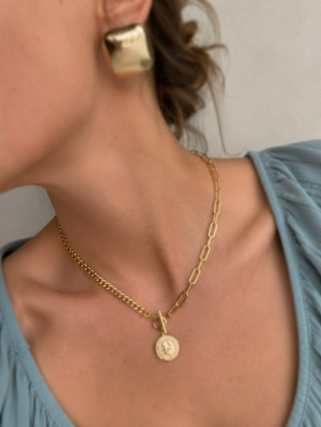 Person wearing the jewelry set