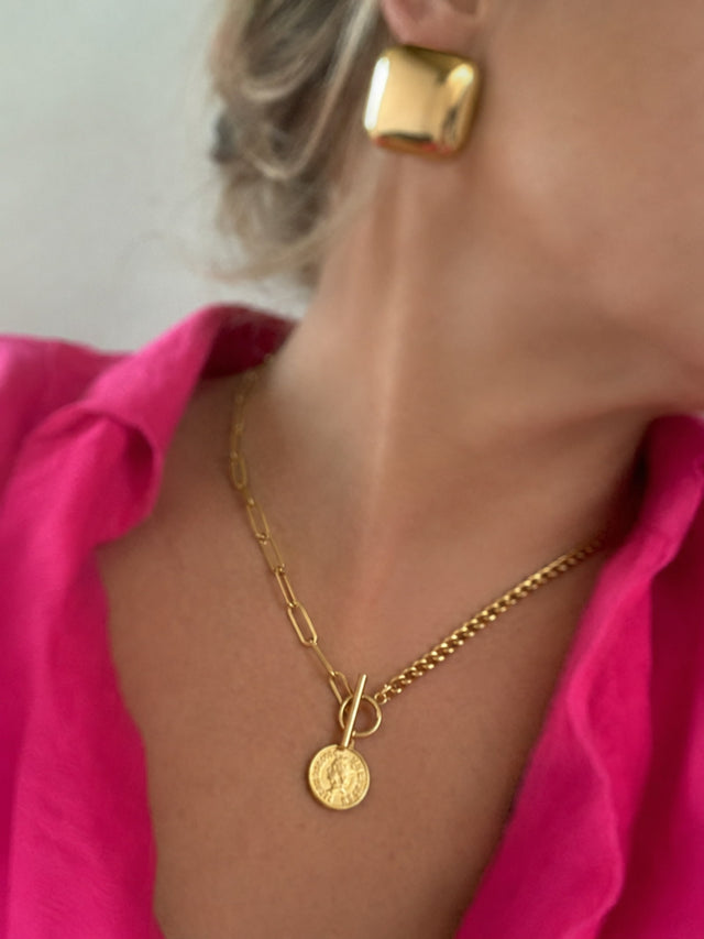 Person wearing the jewelry set
