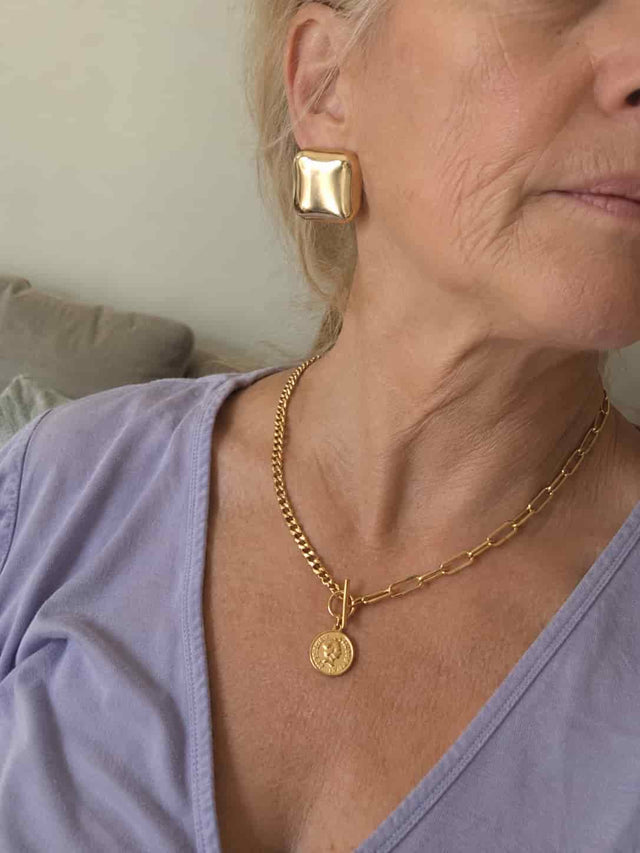 Person wearing the jewelry set