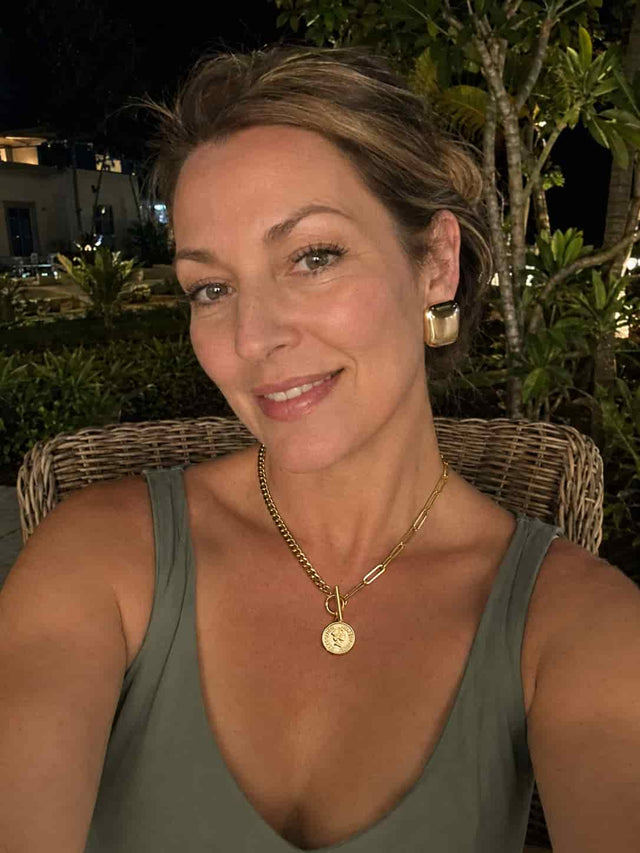 Person wearing the jewelry set