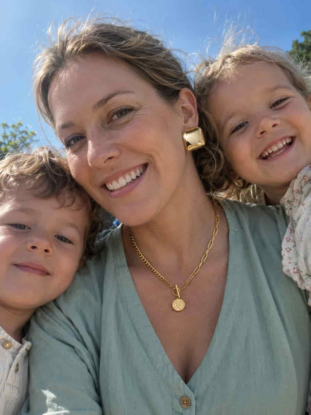 Person wearing the jewelry set