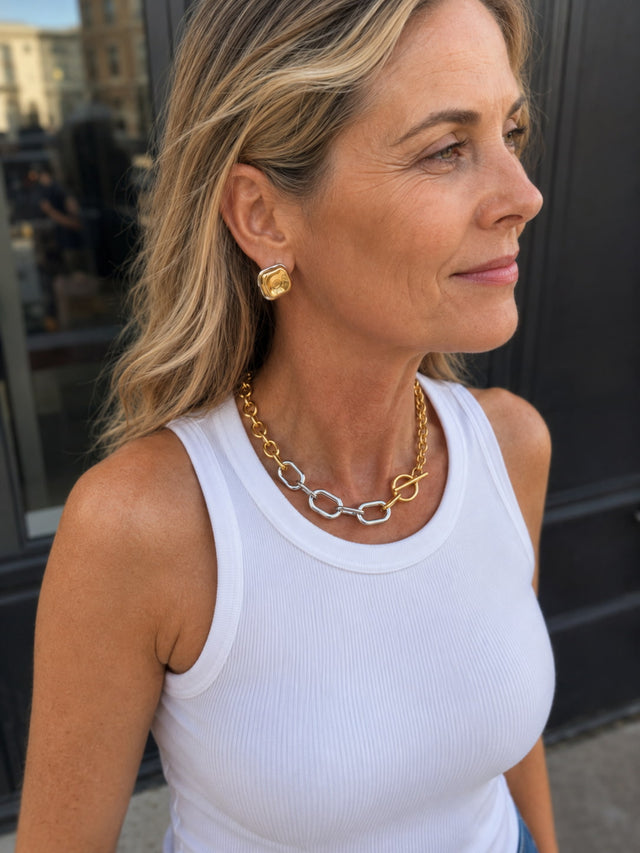 Person wearing the jewelry set