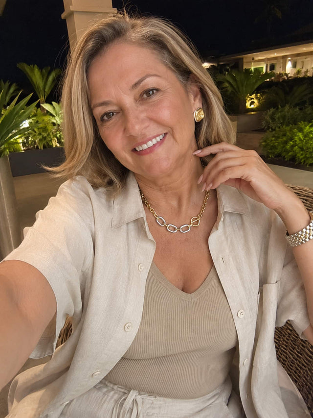 Person wearing the jewelry set