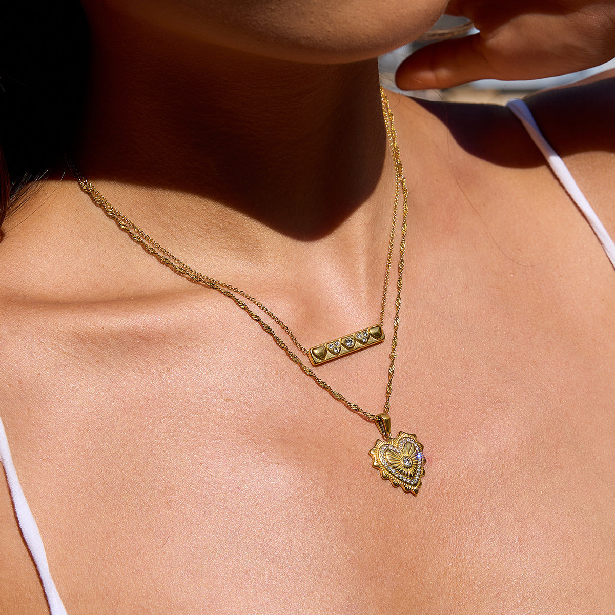 Vintage Heart Medallion Necklace — heart-shaped medallion pendant on twisted gold chain, romantic and vintage style.